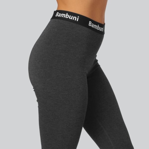 Bambus leggings i koksgrå til kvinder vist tæt på fra Bambuni