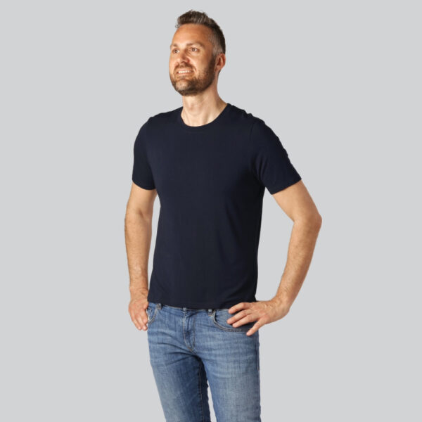 Navy blå bambus T-shirt med O hals fra Bambuni